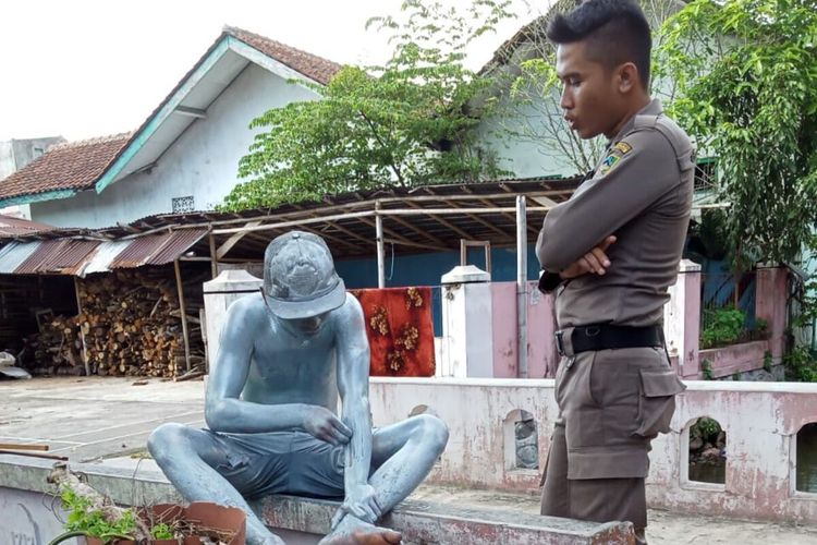 Anggota Satpol PP mengamankan manusia silver yang kerap meminta sumbangan di persimpangan jalan di Kabupaten Banyumas, Jawa Tengah.