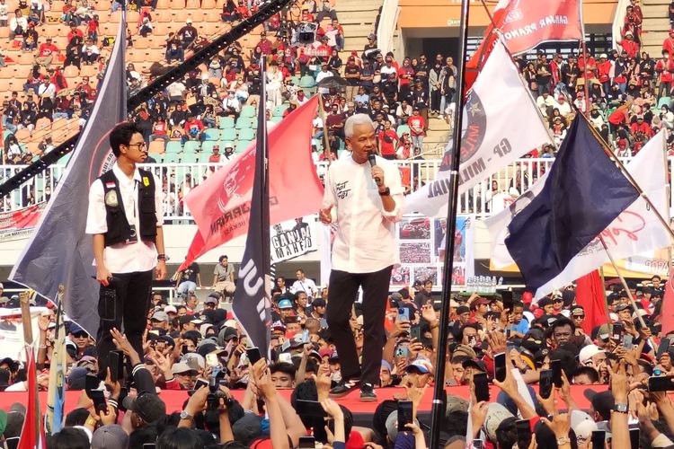 Capres nomor urut 3, Ganjar Pranowo bersama putranya Alam Ganjar hadiri Hajatan Rakyat di Stadion Pakansari, Cibinong, Kabupaten Bogor, Jawa Barat, Jumat (9/2/2024).
