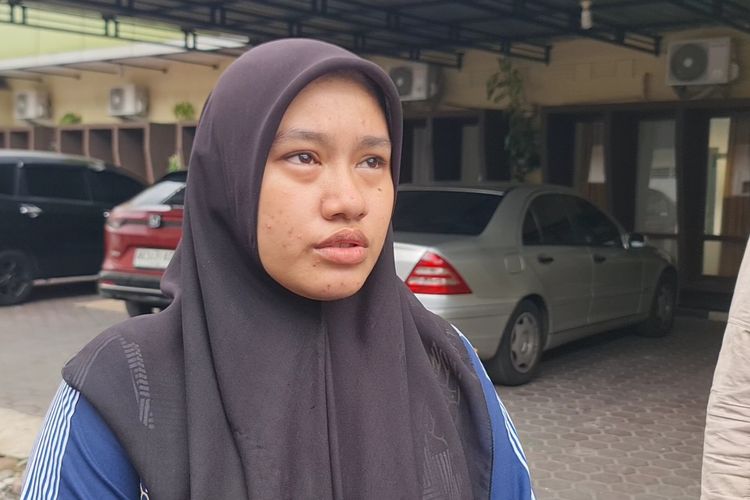 Diva Utami Nengsih (22) saat diwawancarai di Rumah Sakit Bhayangkara Medan pada Sabtu (15/11/2025). 