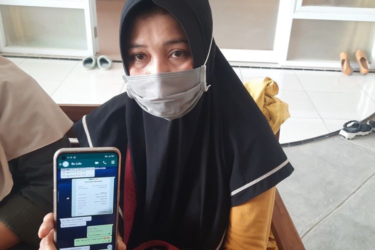 Para korban arisan online miliaran rupiah menunjukkan chat wa dengan pelaku saat ditemui di Cepu, Blora, Minggu (22/8/2021)