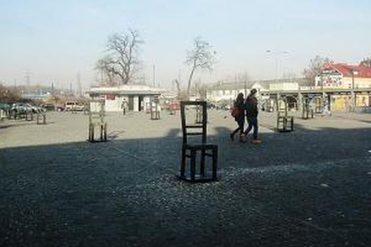 Kursi-kursi di Podgorze, salah satu monumen untuk mengenang orang Yahudi yang menjadi korban Nazi di Krakow, Polandia. 