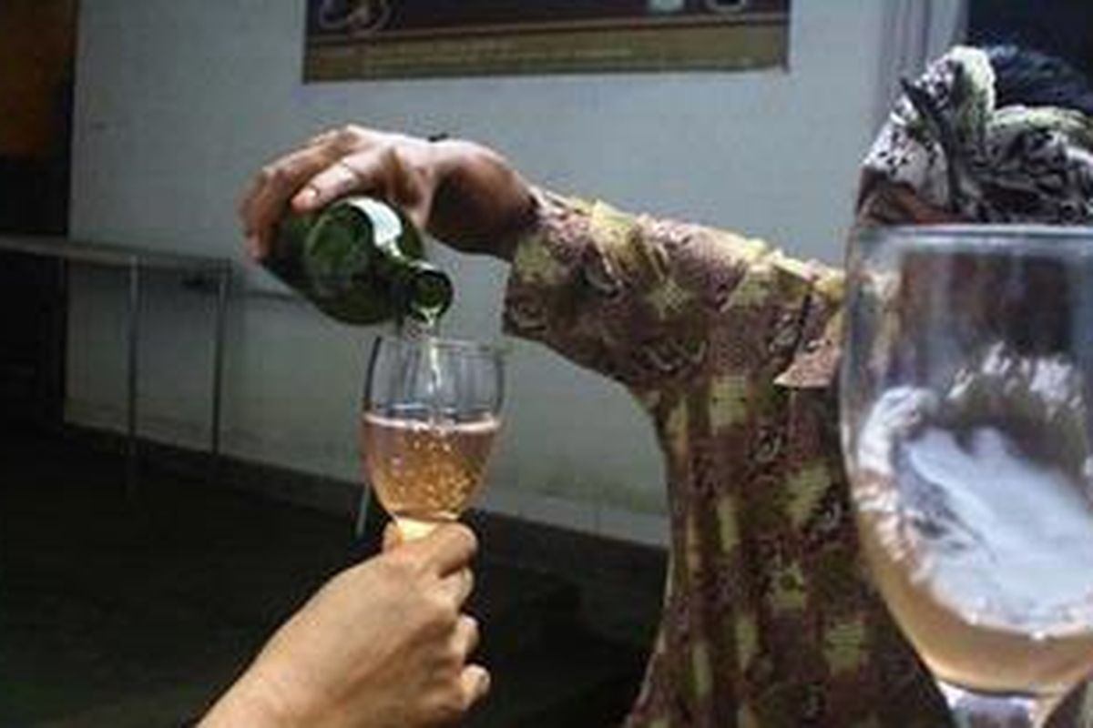 Salacca Wine atau wine salak. Tempat produksi berada di Banjar Dukuh, Desa Sibetan, Kabupaten Karangasem, Bali. 