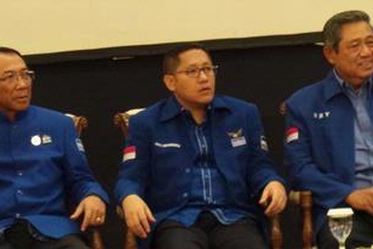 Sekretaris Majelis Tinggi Partai Demokrat Jero Wacik (kiri), Ketua Umum DPP PD Anas Urbaningrum (tengah), dan Ketua Majelis Tinggi Susilo Bambang Yudhoyono (kanan) berfoto bersama seusai Rapat Pimpinan Nasional (Rapimnas) PD di Hotel Sahid Jaya, Jakarta, Minggu (17/2/2013).
