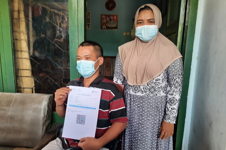 Joko Santoso (38) didampingi istrinya, Titik Andayani saat ditemui di kediamannya, Kamis (2/12/2021).