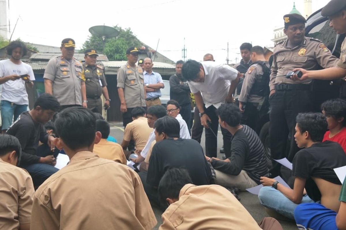 Sejumlah pelajar SMA dijaring Satuan Polsek Jatinegara saat berjalan kaki di Jalan Dewi Sartika, Jakarta Timur, hendak menuju Gedung DPR/MPR RI, Jakarta Pusat, Rabu (25/9/2019).