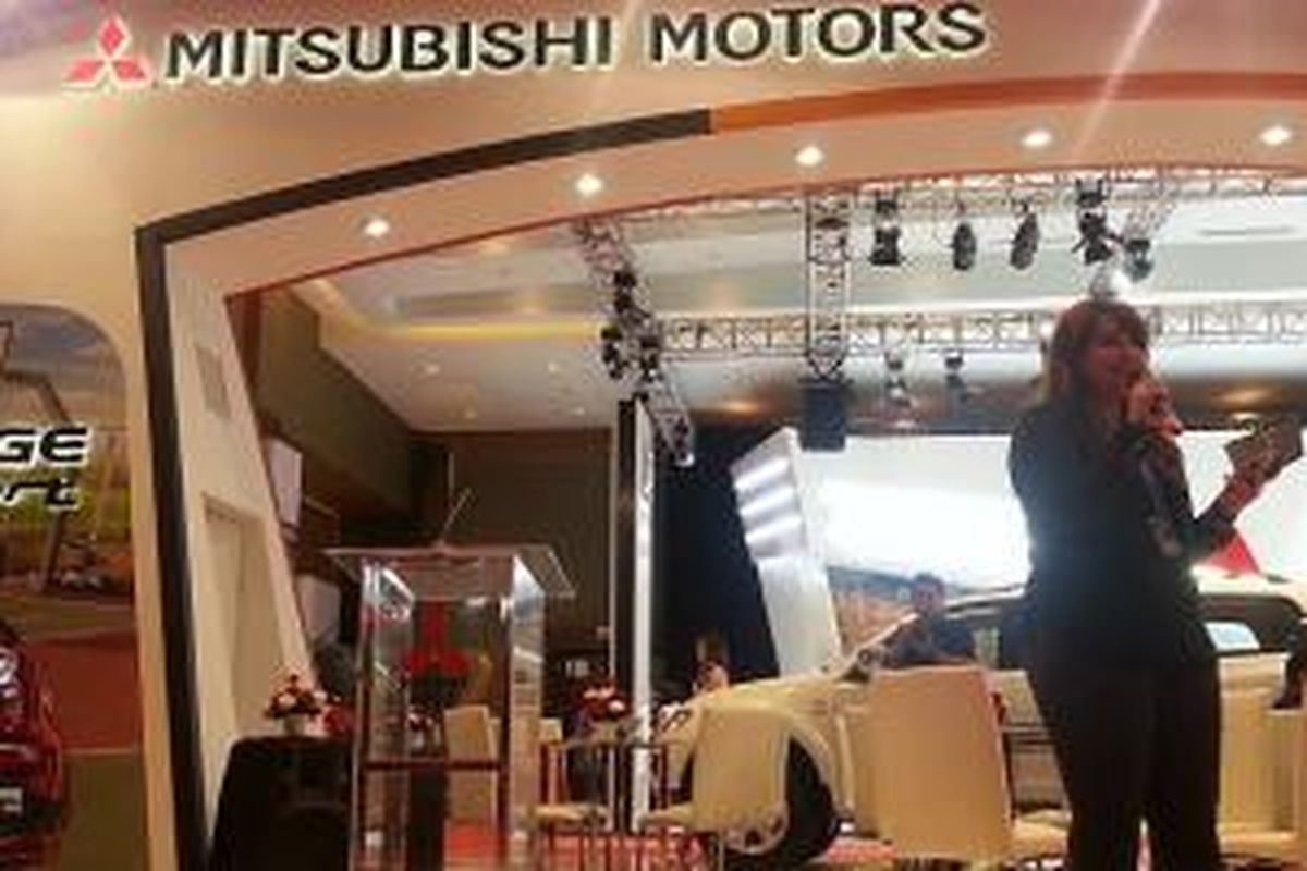 Intan Vidiasari, Head of MMC & MFTBC Public Relations PT KTB, pada pembukaan stan Mitsubishi di POM 2015