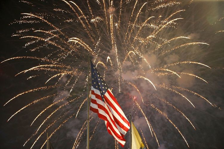 Foto ini pesta kembang api pada 4 Juli 2015. Tampak kembang api meledak di belakang bendera Amerika Serikat selama perayaan Fourth of July di State Fair Meadowlands di East Rutherford, New Jersey. 
Pada 4 Juli 2020, banyak orang Amerika dilarang berpesta kembang api.