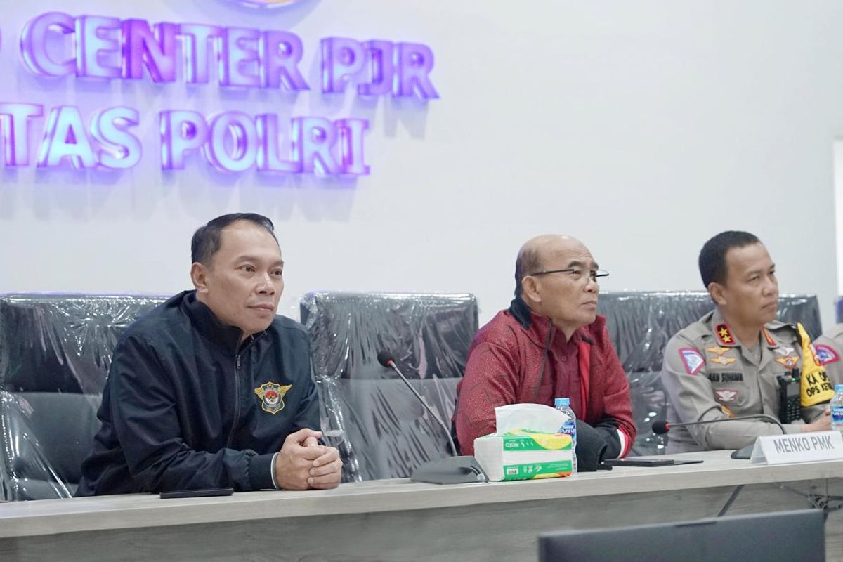 Direktur Utama (Dirut) PT Jasa Raharja (Persero) Rivan A Purwantono bersama sejumlah pihak melakukan pemantauan arus mudik Lebaran 2024 ke Command Center KM 29 Tol Jakarta-Cikampek, Sabtu (6/4/2024).