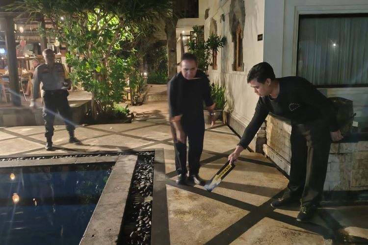 Polisi melakukan olah TKP kejadian wisatawan asal India ditemukan tewas di kolam renang di hotel di Desa Manggis, Kecamatan Manggis, Kabupaten Karangasem, Bali, Senin (9/9/2024) petang. 