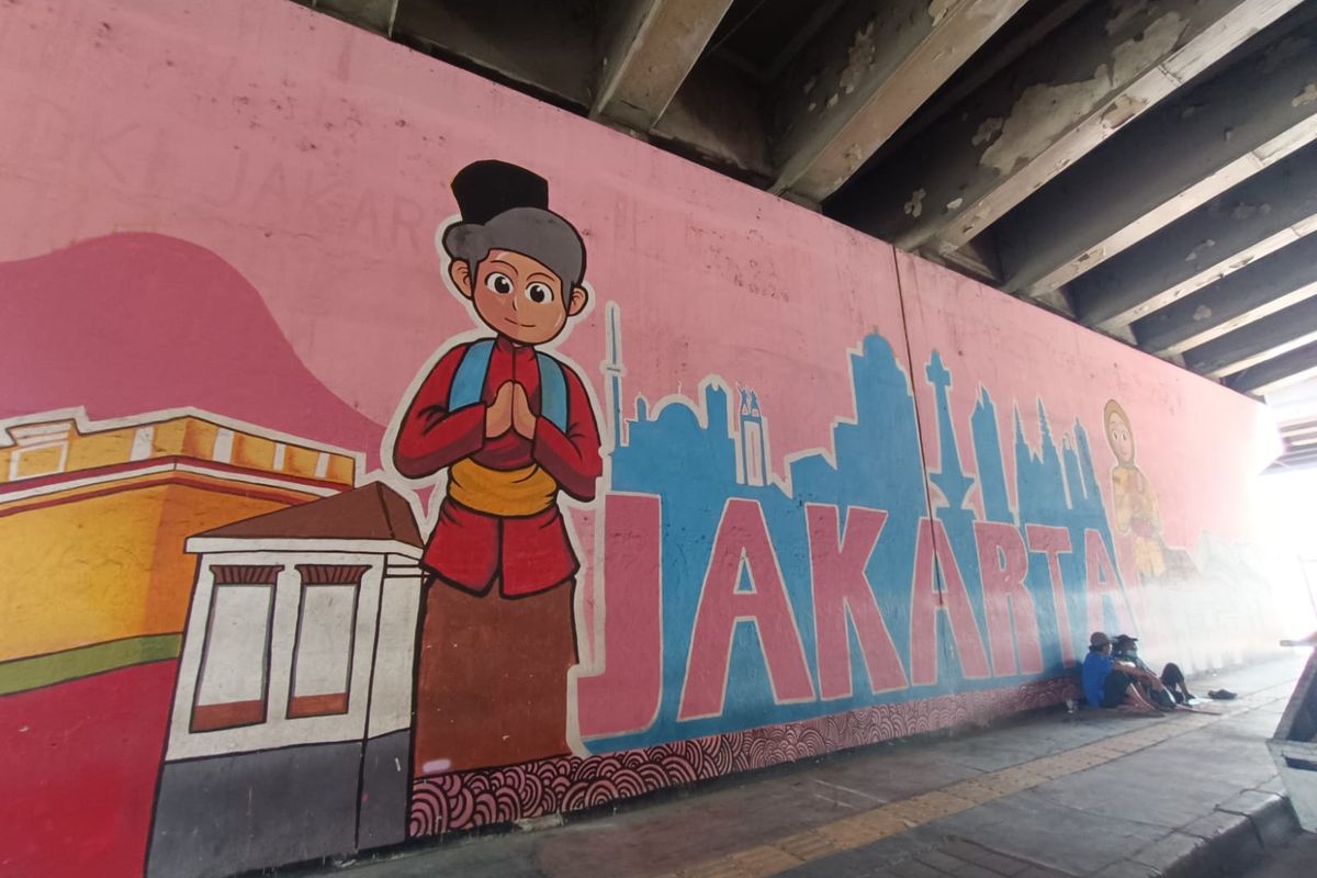 Mural di area tembok luar Stasiun Jatinegara, Jakarta Timur, Senin (16/1/2023).