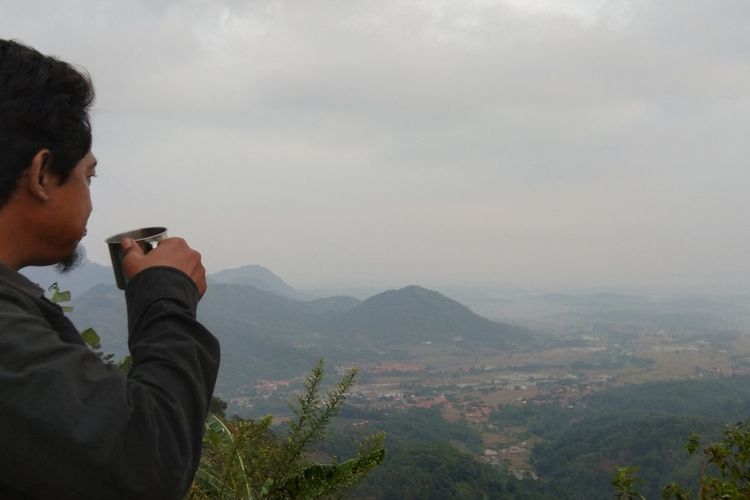 Seorang pengunjung tengah berlibur di Puncak Sempur, Desa Cintalaksana, Kecamatan Tegalwaru, Kabupaten Karawang, Kamis (20/8/2020).