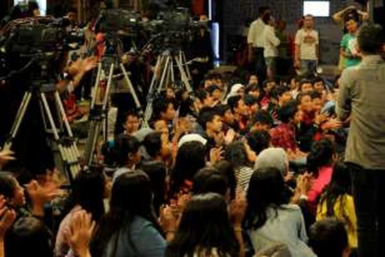 Penonton bayaran dalam shooting program sebuah acara televisi swasta di Epicentrum Kuningan, Jakarta, Jumat (3/8/2012).
Keberadaan penonton bayaran ini menghidupkan suasana acara tersebut sehingga terlihat semarak.