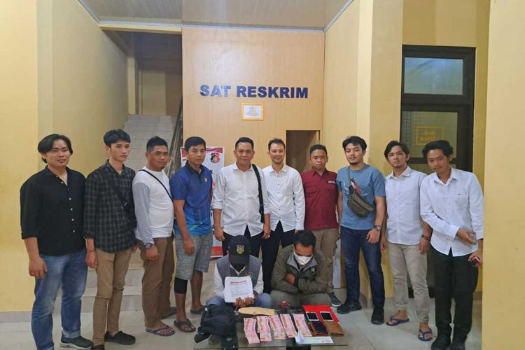 Satu orang oknum Wartawan Media Online dan satu orang kknum LSM di Kabupaten Lebong, Provinsi Bengkulu UN (47) serta AN (37) ditangkap Sat Reskrim Polres Lebong Polda Bengkulu setelah kedapatan memeras korban AN (38) seorang karyawan perusahaan.