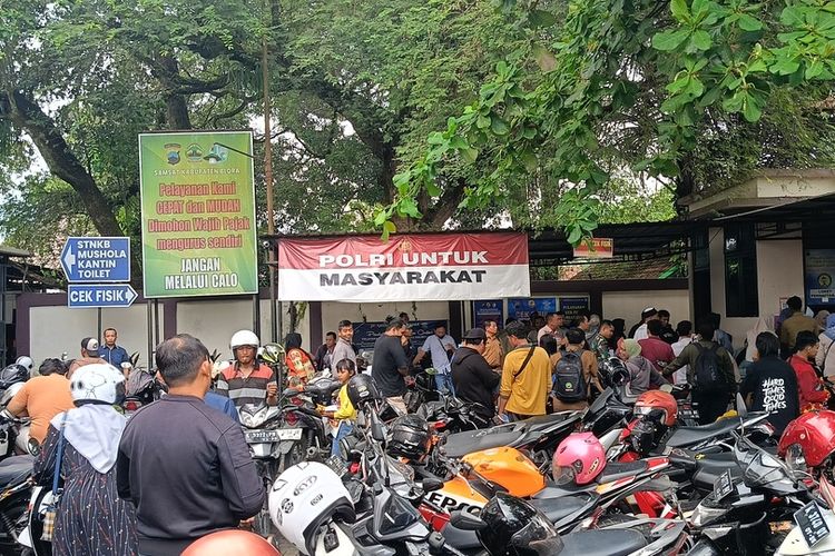 Suasana hari terakhir program pemutihan pajak kendaraan bermotor di Kantor UPPD Samsat Blora, Jawa Tengah, Senin (30/6/2025)