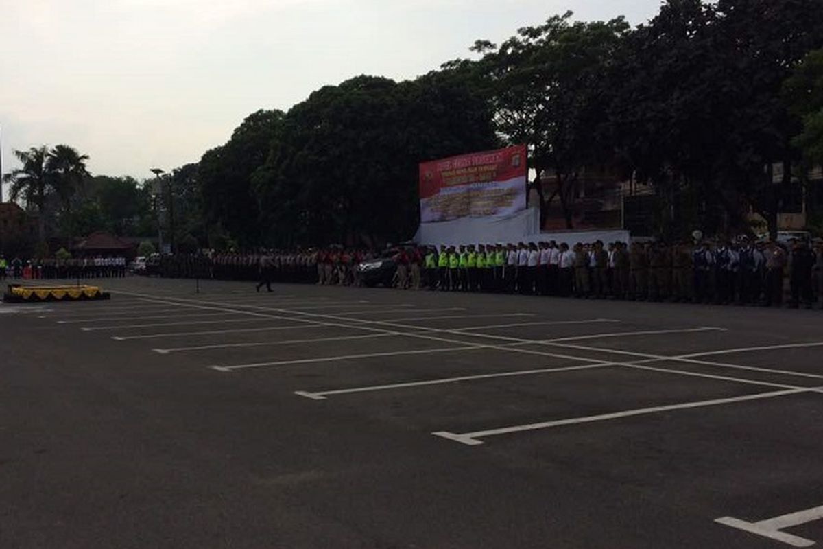 ???Polres Metro Tangerang beserta jajaran pemerintah dan pemangku kepentingan setempat menggelar apel operasi terpadu Ramadniya 2017 di halaman Polres Metro Tangerang, Senin (19/6/2017) pagi
