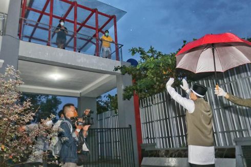 Kunjungi Pasien Positif dan OTG, Bupati Trenggalek Bawa Makanan untuk Buka Puasa