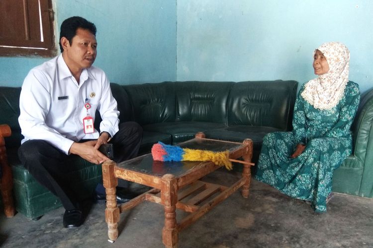 Sayem (65), nenek dari AN, siswa sekolah dasar yang membolos 4 bulan karena kecanduan game online saat dikunjungi Kadindik Kabupaten Magetan, rabu (20/11/2019). 