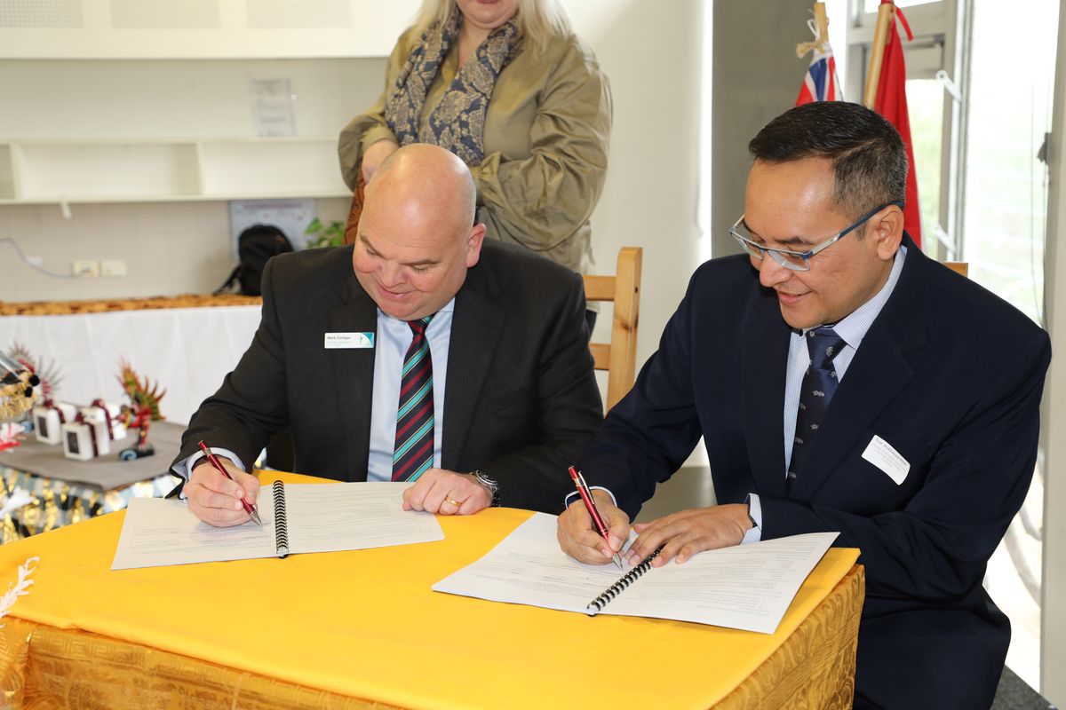 Penandatanganan MoU ntuk terus mendorong minat pelajar Australia terhadap Bahasa Indonesia oleh Prof Dr Mukhamad Najib, Atase Pendidikan dan Kebudayaan; dan Mark Corrigan, Acting Director CESA, di Cardijn College, Galilee Campus, Adelaide-South Australia, Jumat (14/6/2024).