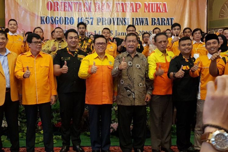 Pengurus DPD Barisan Muda Kosgoro 1957 Provinsi Jawa Barat berfoto bersama dengan Calon Gubernur Deddy Mizwar dan Ketua Umum Kosgoro Agung Laksono di Bandung, Senin (15/1/2018)