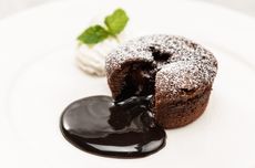 2 Cara Membuat Lava Cake Cokelat Lumer, Atur Suhu Oven