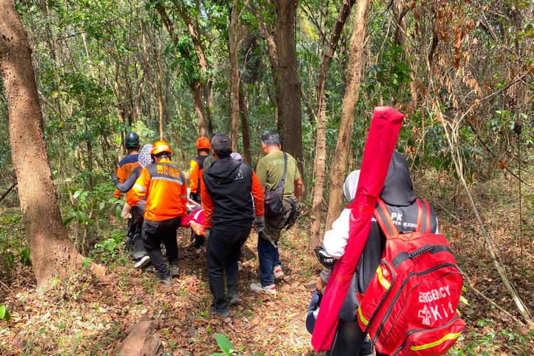 Tergelincir, Pendaki Perempuan Dievakuasi dari Gunung Klotok Kediri