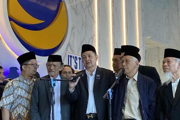 Ketua Umum Partai Masyumi Ahmad Yani beserta sejumlah kader mendatangi Kantor DPP Partai Nasdem, Gondangdia, Menteng, Jakarta Pusat, pada Selasa (5/9/2023). Mereka disambut Ketua DPP Bidang Teritorial Pemenangan Pemilu Partai Nasdem Effendy Choirie atau Gus Choi.