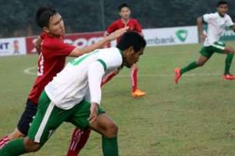 Aksi striker Indonesia U-19, Muhammad Rafli, pada laga kontra Laos U-19 di Vietnam Youth Training Center, Minggu (18/9/2016).