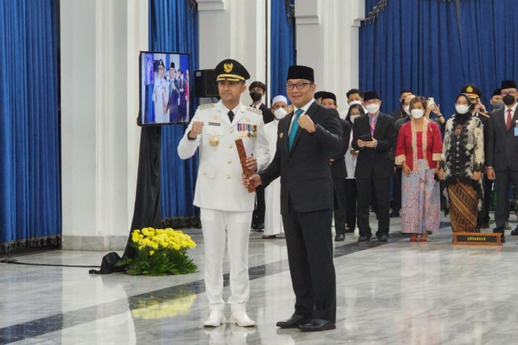 Gubernur Jawa Barat Ridwan Kamil resmi melantik Hengky Kurniawan sebagai Bupati Bandung Barat sisa masa jabatan 2018-2023 di Gedung Sate, Kota Bandung, Jawa Barat, Senin (7/11/2022).