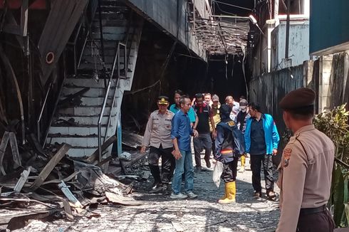 Tim Labfor Polda Jatim Bawa Kabel dan Arang dari Lokasi Kebakaran Mal Malang Plaza