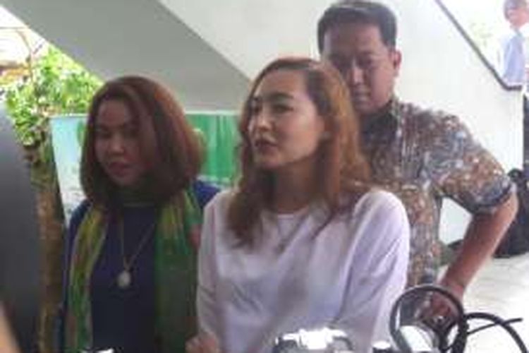 Pembawa acara Dewi Rezer saat menghadiri sidang cerainya di Pengadilan Negeri, Jakarta Selatan, Kamis (21/4/2016).