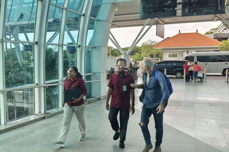 FBC (55), jurnalis asal Spanyol saat dideportasi melalui Bandara Internasional I Gusti Ngurah Rai, Bali, pada Jumat (20/12/2024). /Dok. Kemenkumham Bali