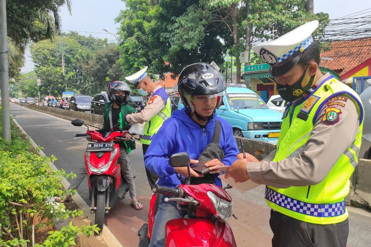 Alvin (20), salah satu pelanggar yang menerobos jalur transjakarta di Jalan Warung Jati Barat, Pasar Minggu, Jakarta Selatan, Rabu (17/5/2023). 