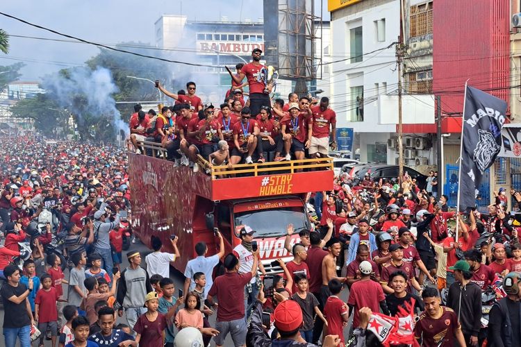 Ribuan Suporter PSM Bersama Tim Juku Eja saat Menggelar Konvoi Juara Liga 1 Musim 2022/2023 di Jalan Gunung Bawakareang Makassar, Senin (17/4/2023)