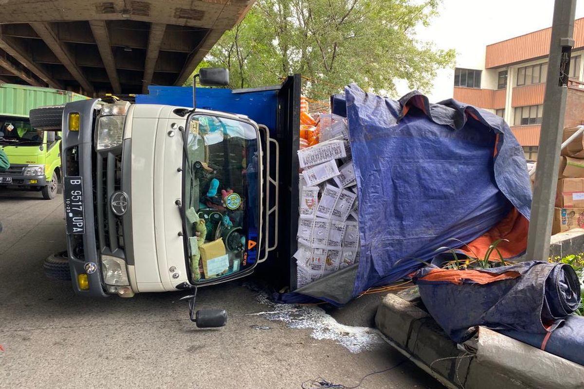 Truk terguling di ruas Jalan RE Martadinata, Tanjung Priok, Jakarta Utara pada Rabu (26/10/2022) sekitar pukul 11.00 WIB. 