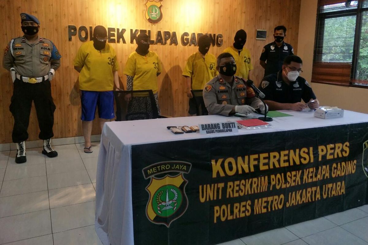 Unit Reskrim Polsek Kelapa Gading merilis penangkapan empat orang pelaku penggelapan mobil rental di Kelapa Gading, Jakarta Utara, Kamis (8/3/2021).