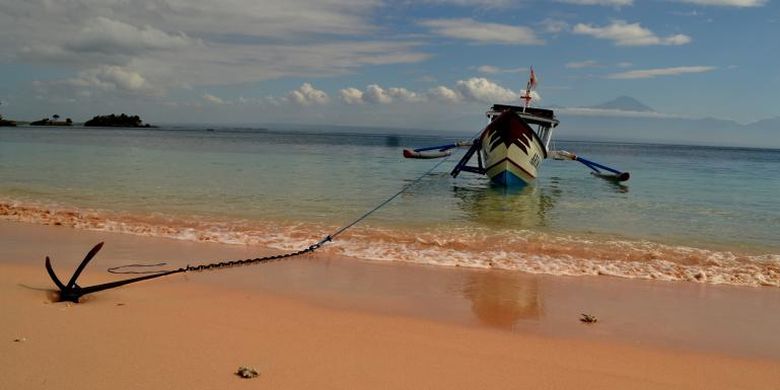 Pantai Tangsi atau Pantai Pink di Kecamatan Jerowaru, Lombok Timur, Nusa Tenggara Barat