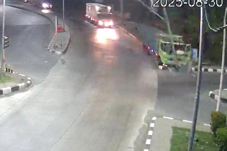 Kronologi truk tabrak lampu merah di Kendal
