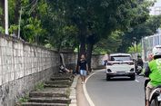 Trotoar di Jalan Lenteng Agung Raya Rusak, Pejalan Kaki Terpaksa Lewat Bahu Jalan