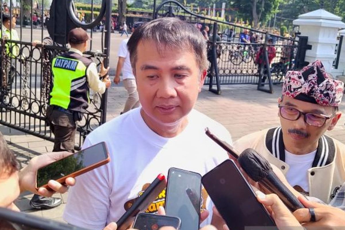 Pj Gubernur Jawa Barat Bey Triadi Machmudin memberikan keterangan di Gedung Sate Bandung, Minggu (6/10/2024). 