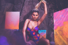 Bikini Ungu Selena Gomez, Siapa Mau?