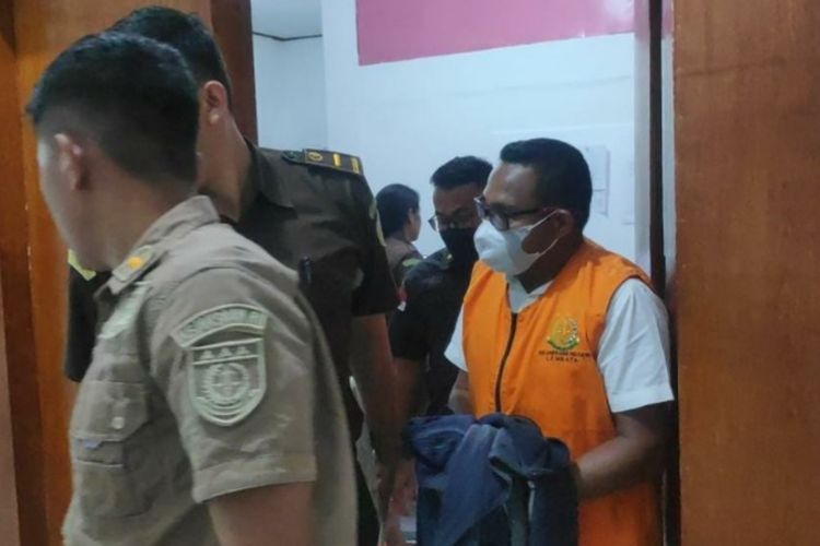 Foto: Tersangka PKTM mengenakan rompi oranye saat dibawa ke sel tahanan Polres Lembata, Kamis (22/9/2022).