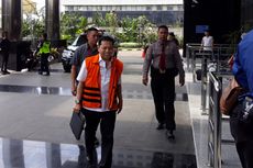 Turun dari Mobil Tahanan, Novanto Pamer Tas Kulit Warna Hitam