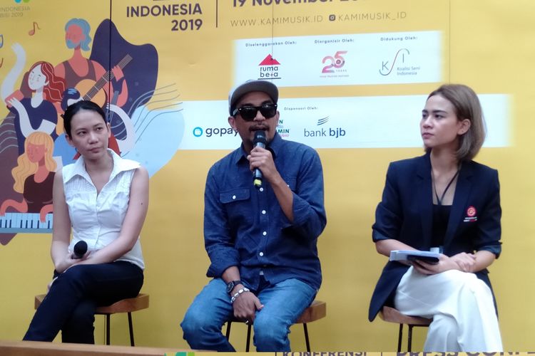 (Kiri ke kanan) Nadia Yustina  sebagai anggota Koalisi Seni, penyanyi Glenn Fredly sebagai penggagas KAMI, dan Judhie M. Basoeki sebagai Project Manager KAMI Dyandra Promosindo dalam konferensi pers di M Bloc Space, Jakarta, Selasa (19/11/2019).