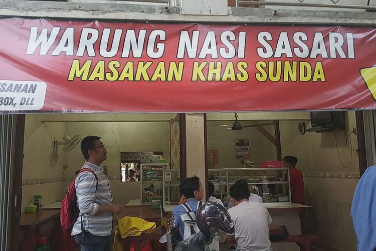 Keberadaan Warung Nasi Sasari sudah populer sejak dua dekade terakhir di lingkungan mahasiswa Universitas Indonesia (UI).