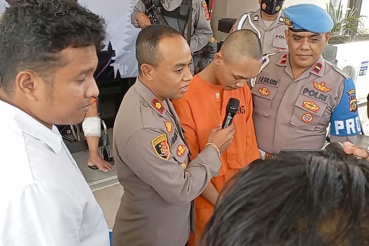 TAPW (baju tahanan), tersangka kasus pencurian sepeda motor milik temannya saat dihadirkan dalam konferensi pers di kantor Polsek Denpasar Barat pada Rabu (30/11/2022). /Dok. Humas Polresta Denpasar