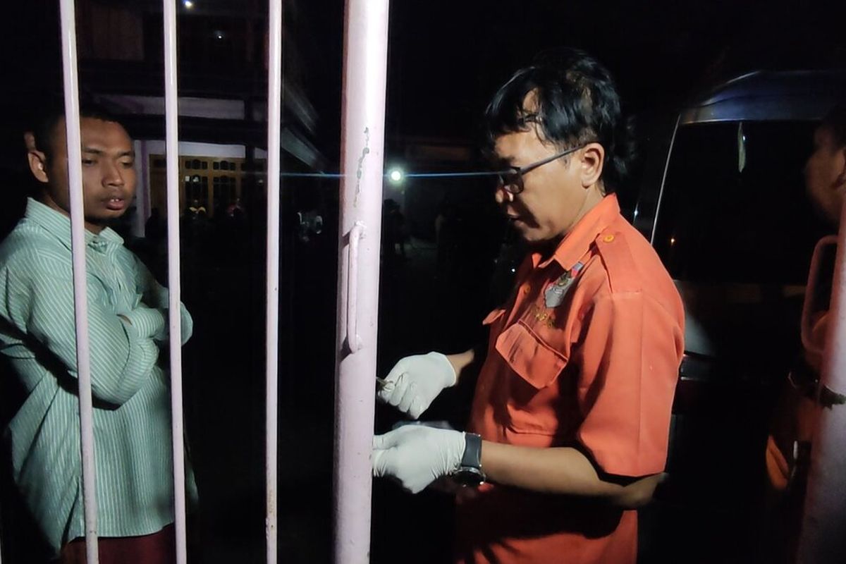 Tim Inafis Satreskrim Polres Tulungagung melakukan olah tempat kejadian perkara (TKP) di rumah korban pembunuhan suami.istri, di Kabupaten Tulungagung Jawa Timur, Kamis (29/06/2023).