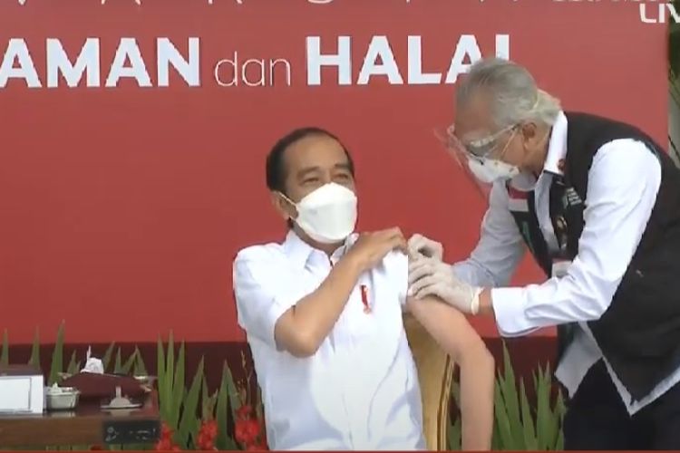 Presiden Joko Widodo menjalani proses vaksinasi Covid-19, Rabu (13/1/2021) di Istana Merdeka, Jakarta. Penyuntikan dilakukan oleh dokter kepresidenan.