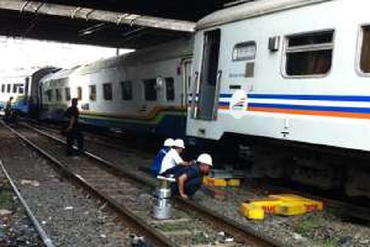 Kereta Api Senja Utama Solo anjlok di stasiun Tanah Abang, Jakarta, Kamis (10/3/2016), pukul 04.20 WIB.  