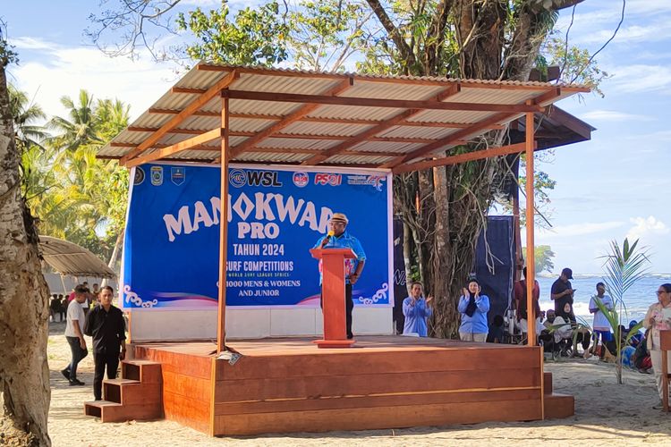 Pj Gubernur Papua Barat Ali Baham Temongmere saat membuka acara WSL Manokwari Pro 2024 di Pantai Petrus Kafiar, Minggu (1/12/2024). 