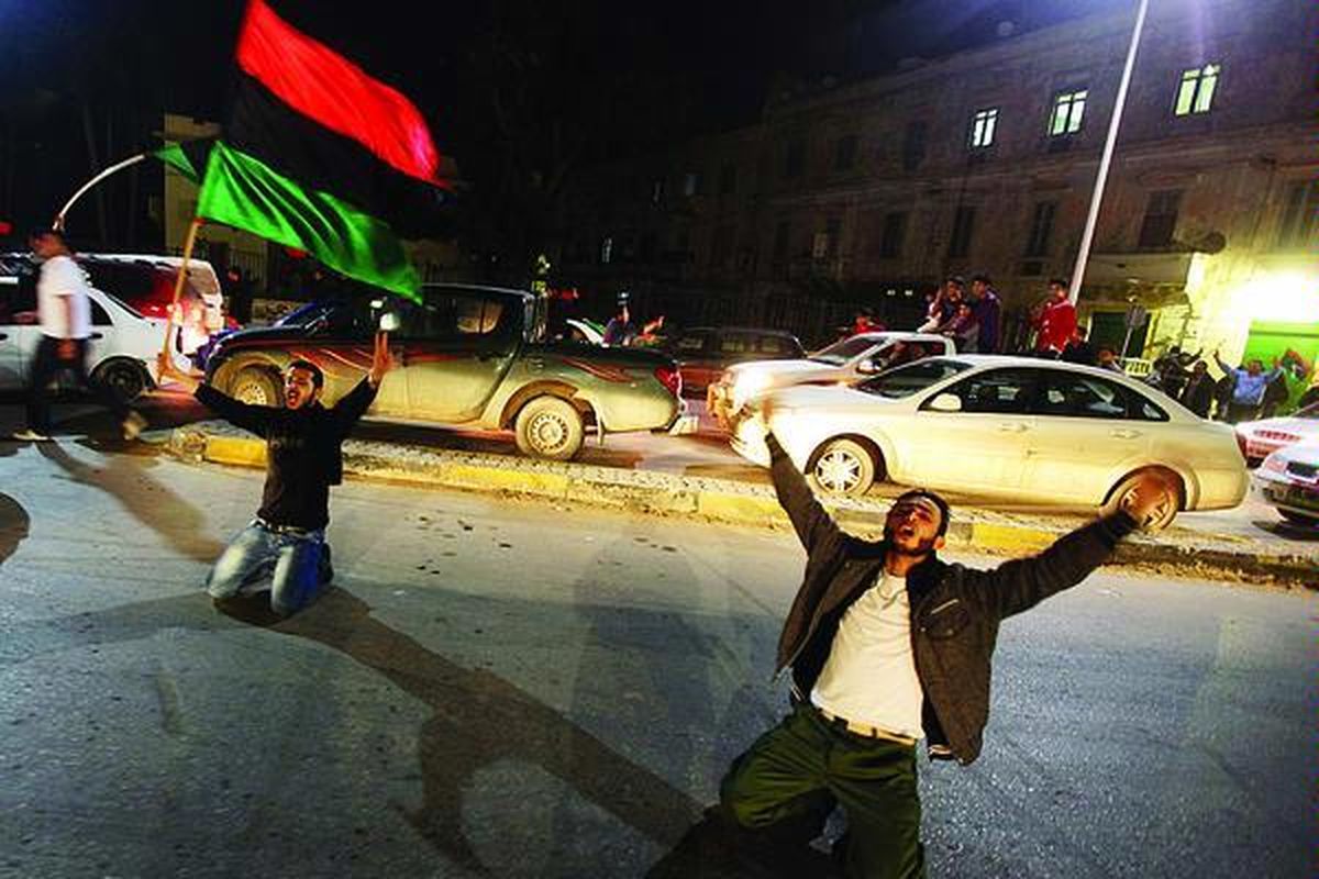 Warga Libya meluapkan kegembiraan di Benghazi, Kamis (17/3), setelah Dewan Keamanan PBB memutuskan pengenaan zona larangan terbang di angkasa Libya. Keputusan ini membuat pasukan Moammar Khadafy dilarang melakukan serangan udara terhadap para oposisi yang sempat menguasai sejumlah kota di Libya.